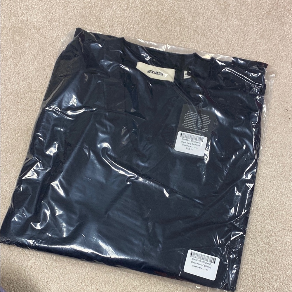 NWT Buck Mason California Cashmere V-neck sweater in navy - Picture 2 of 5